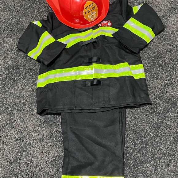 Firefighter 👩‍🚒 - Picture 4 of 7